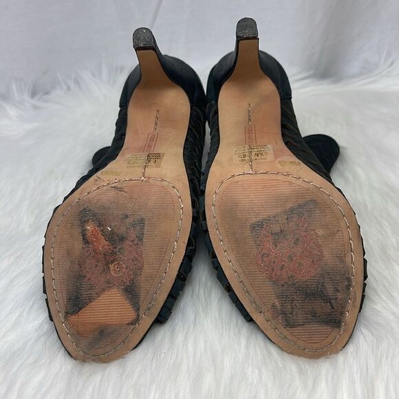 Vince Camuto Krandi Laser Cut Leather Heeled Booties Sz 5.5 - Picture 7 of 7